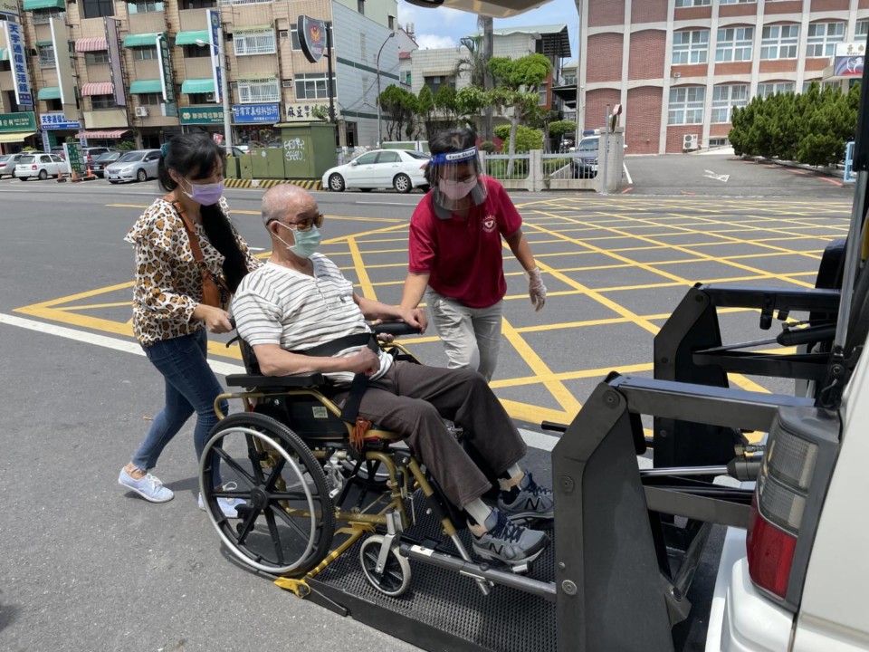 麻豆區75歲以上長輩於7月2日上午施打莫德納疫苗