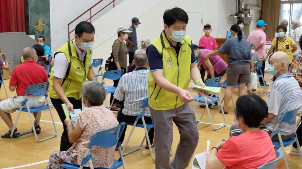 拚防疫也要顧道安 疫苗站發送道安小物 提醒長輩注意用路安全