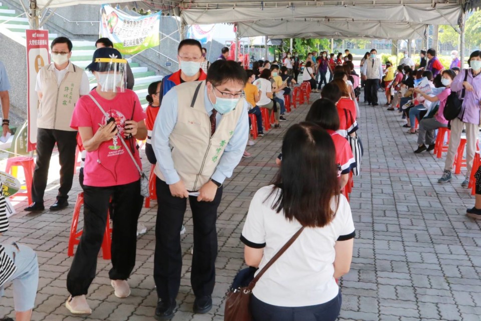 黃偉哲關心學前教育人員接種疫苗