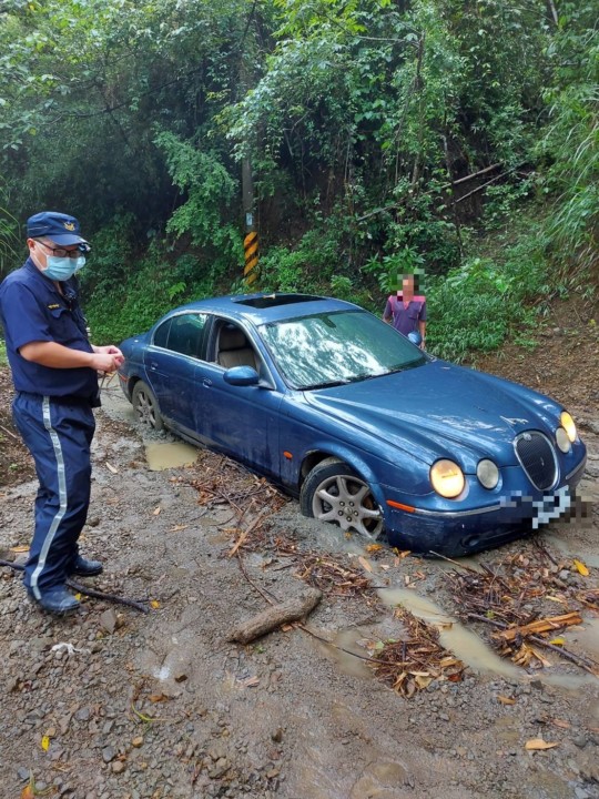 熱愛登山豪大雨受困偏僻山區暖警即時救援