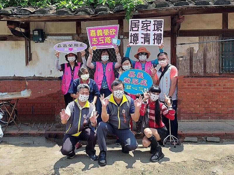 守護弱勢家庭　嘉榮服處長率員協助清淨家園