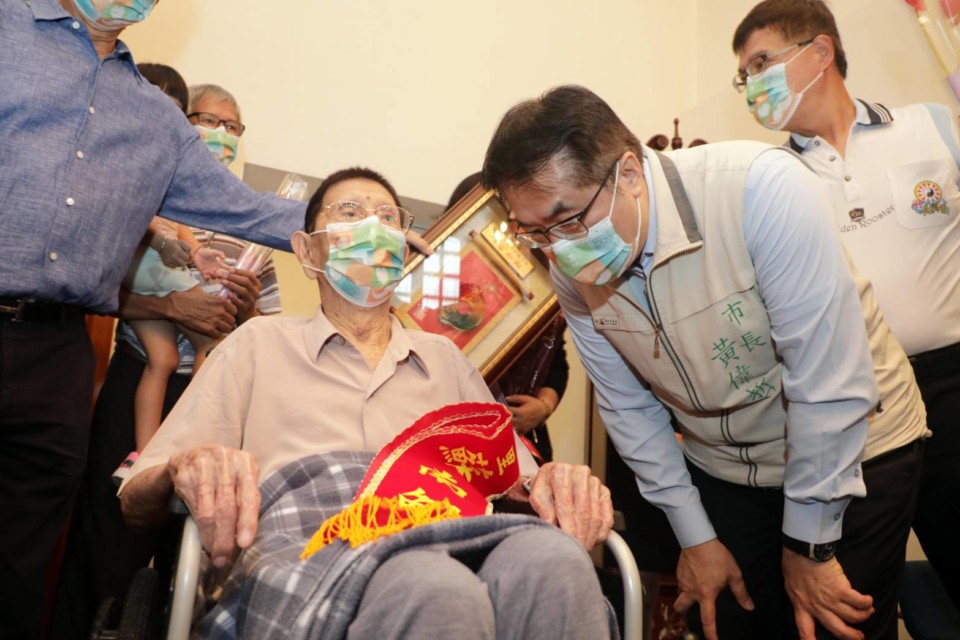 風雨無阻暖心祝福 黃偉哲親自到宅表揚99歲台南最高齡爸