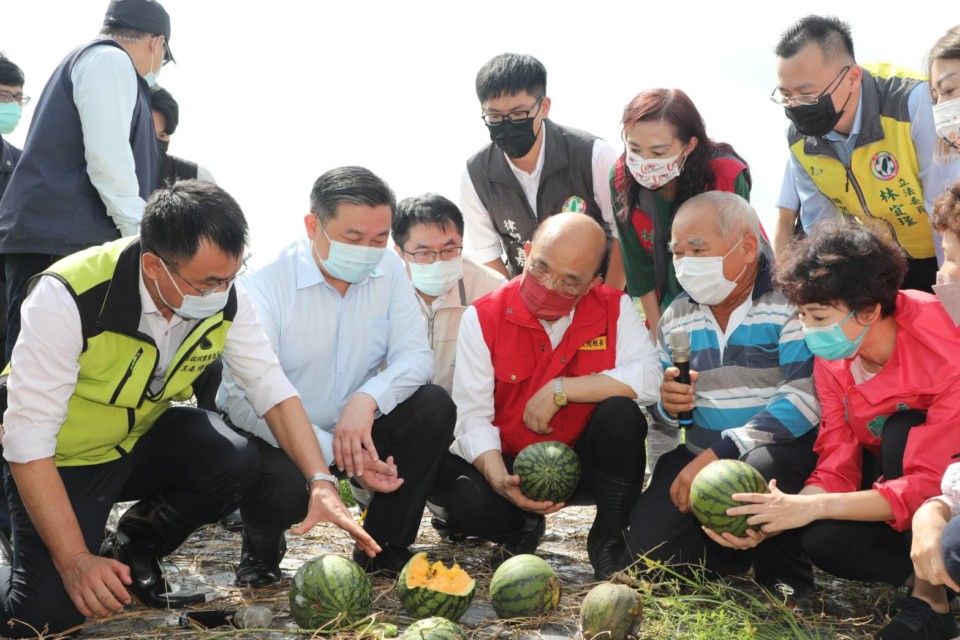 偉哲陪同行政院長蘇貞昌視察歸仁區西瓜受損情形 