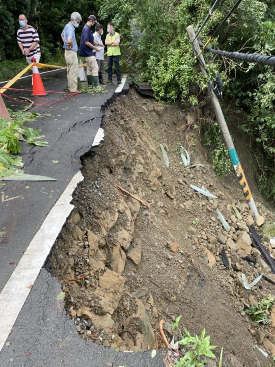 左鎮南167線7.5k處道路邊坡滑落 市府進場先搶通後復建