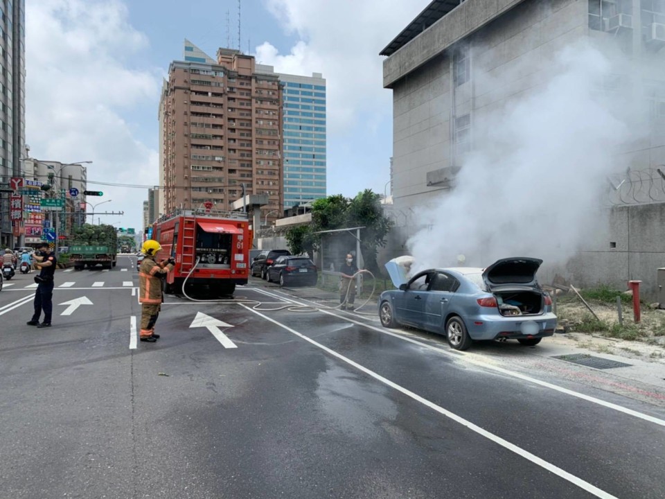 汽車突自燃駕駛驚逃 永康警見狀飛奔滅火