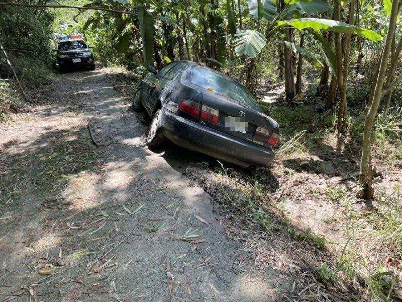 老翁駕車卡邊坡受困山中 警獲報即時尋獲救援