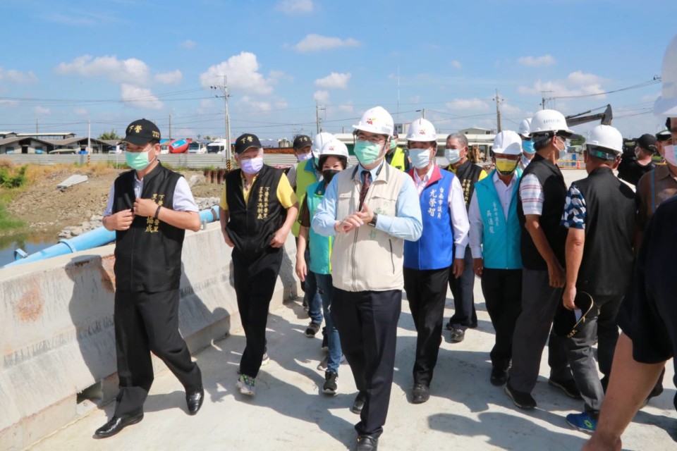 黃偉哲視察下營大溪橋改建 