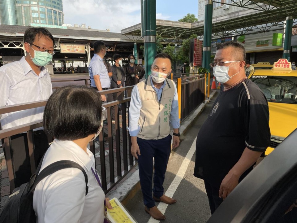 臺南火車站前新設計程車乘客排隊動線 安全有秩序