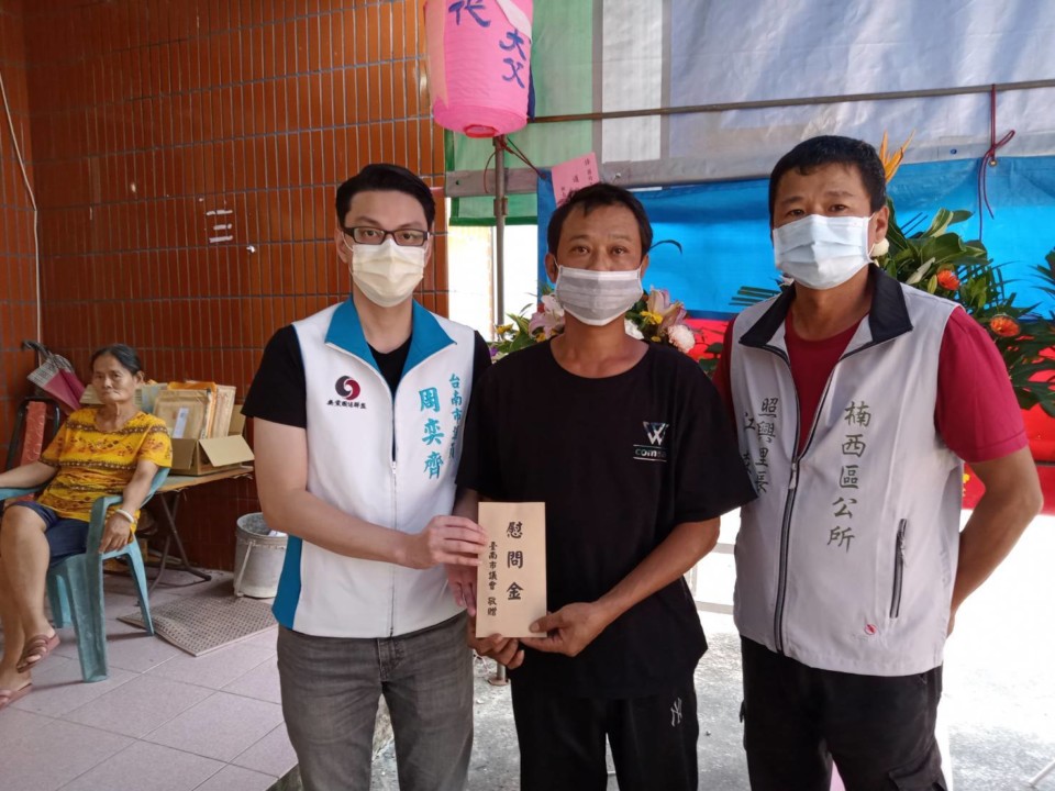 楠西老婦無力安葬亡夫  南市議會慰問