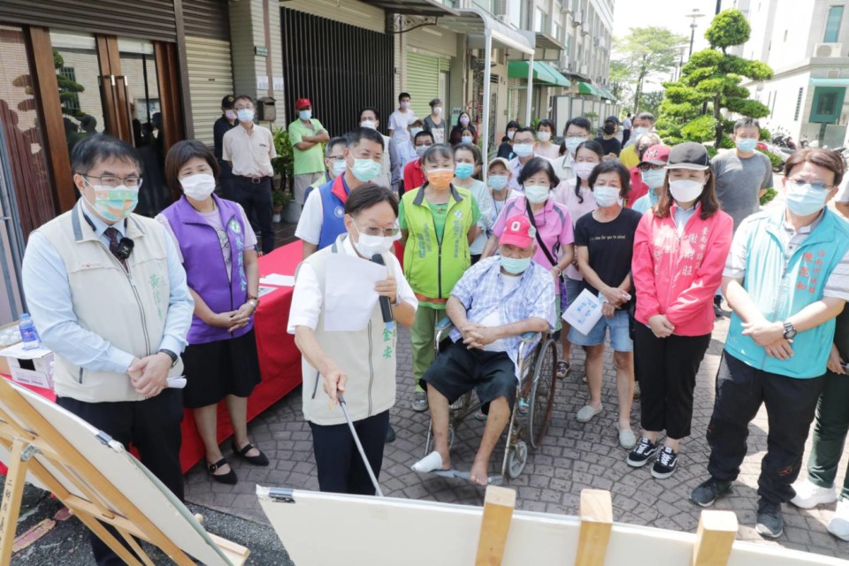 黃偉哲維護居民安全  市府接管養護佳里區多摩市社區老舊路面