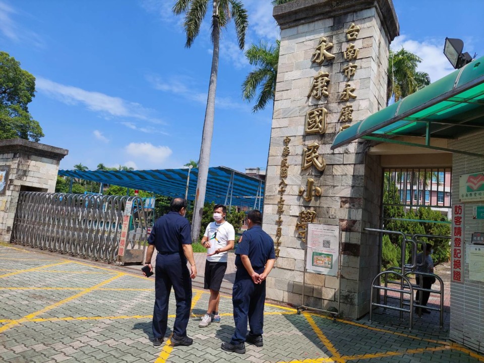 開學首日護童防疫作為 永康警分局守護學童安全