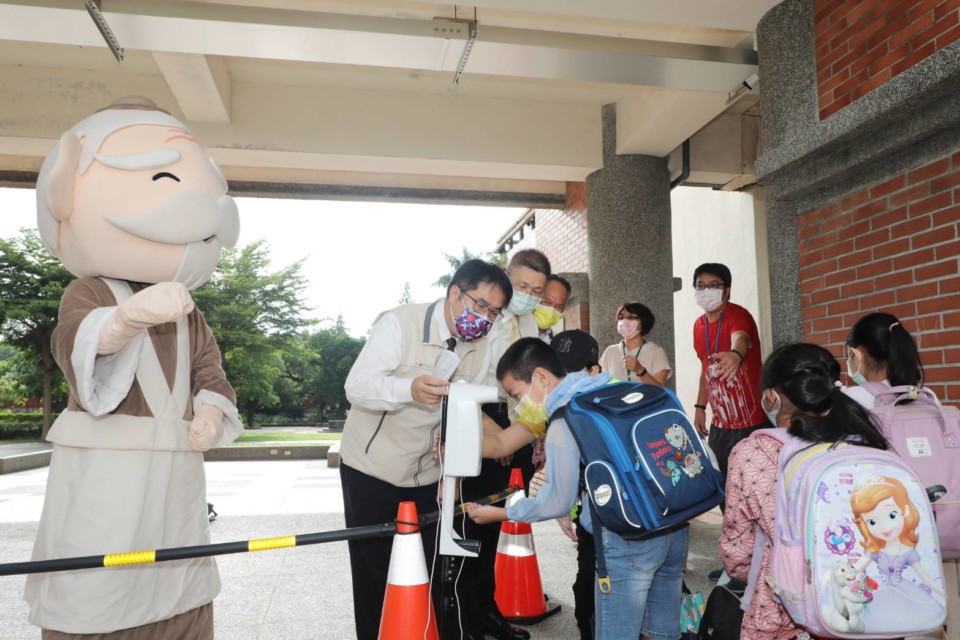 好久不見！黃偉哲到忠義國小檢視校園防疫情形 要讓學生安心開學!