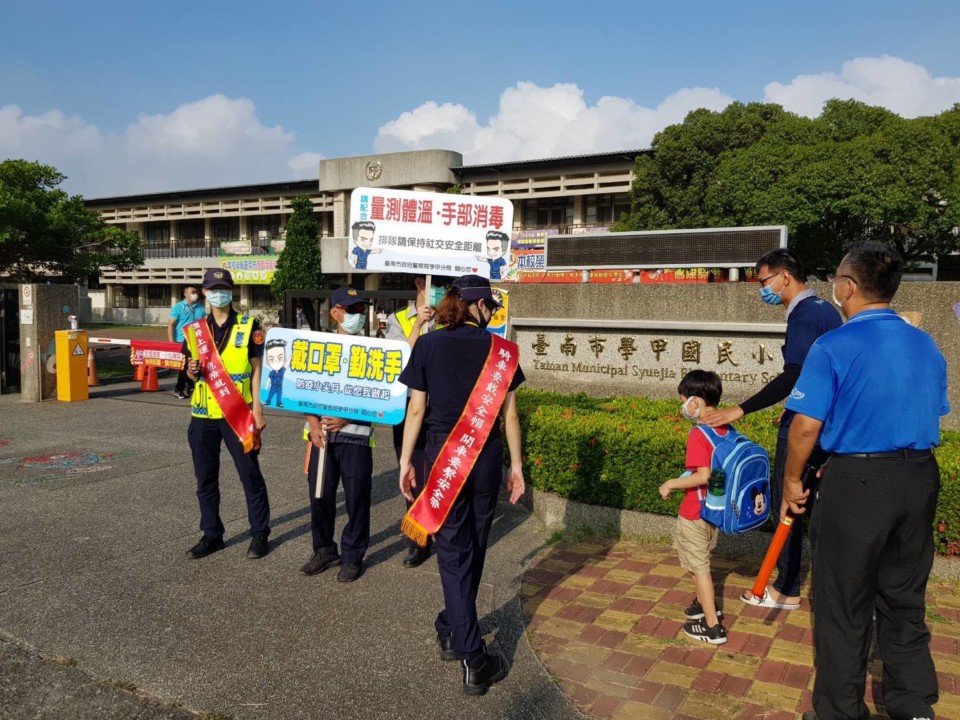 開學首日 學甲警一兼二顧 執行護童兼交通安全宣導