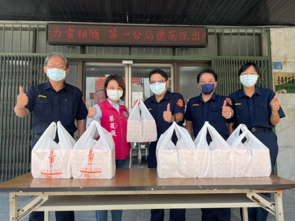 力挺第一線警察 消防人員 蔡筱薇媒合善心民眾送餐表達感謝之意