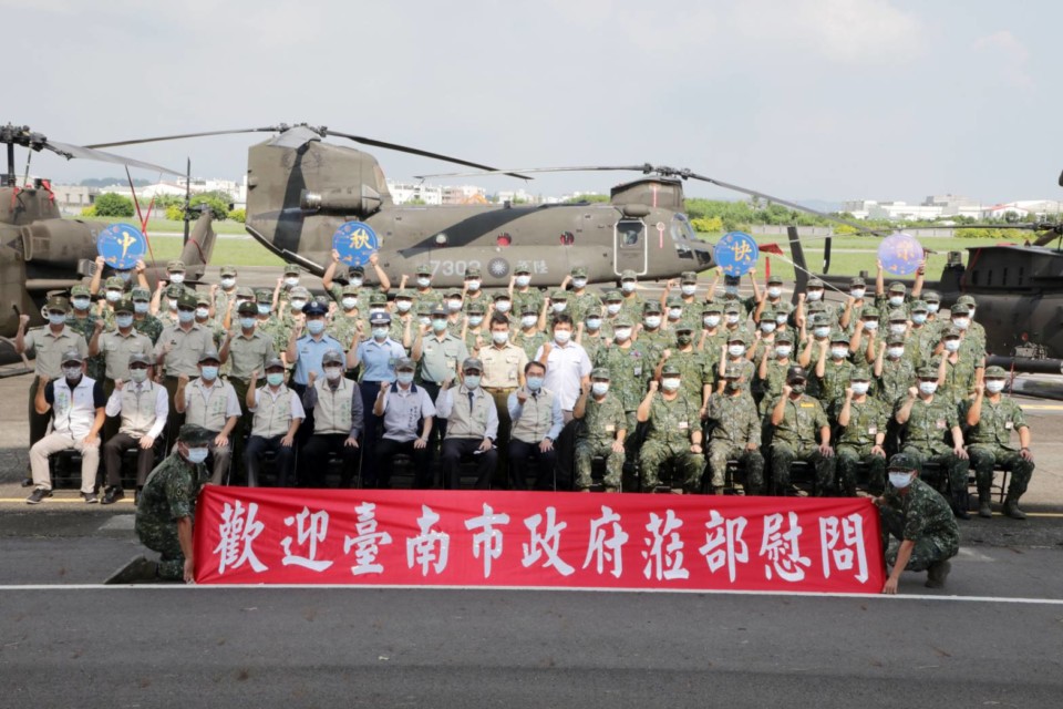 黃偉哲赴陸軍航空特戰指揮部勞軍