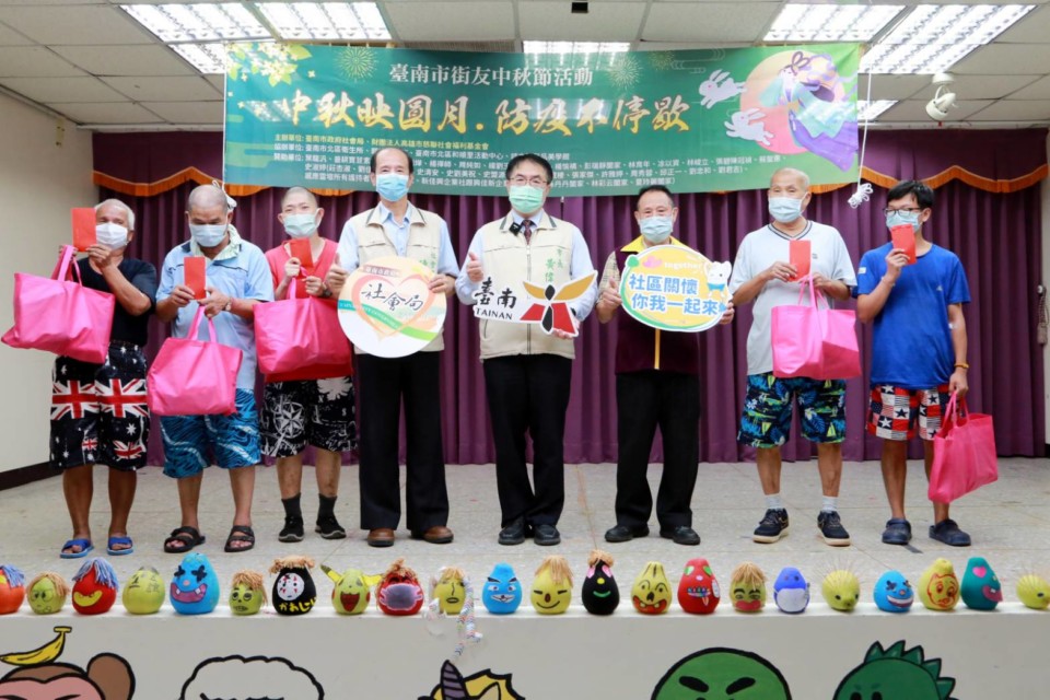 黃偉哲與街友溫馨團聚過中秋 傳遞關懷之意也呼籲防疫不停歇 