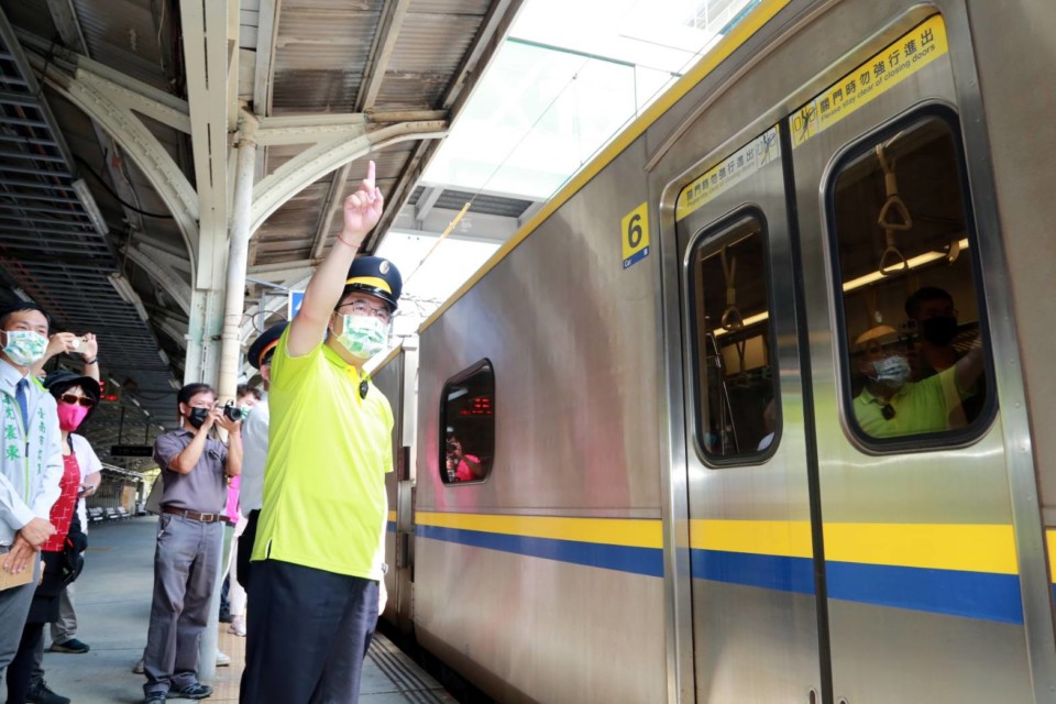 黃偉哲化身「一日反毒列車長」 呼籲共同打造健康無毒臺南