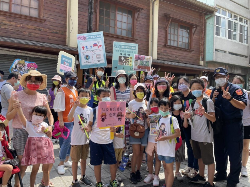 國慶連假首日菁寮俗女街湧人車