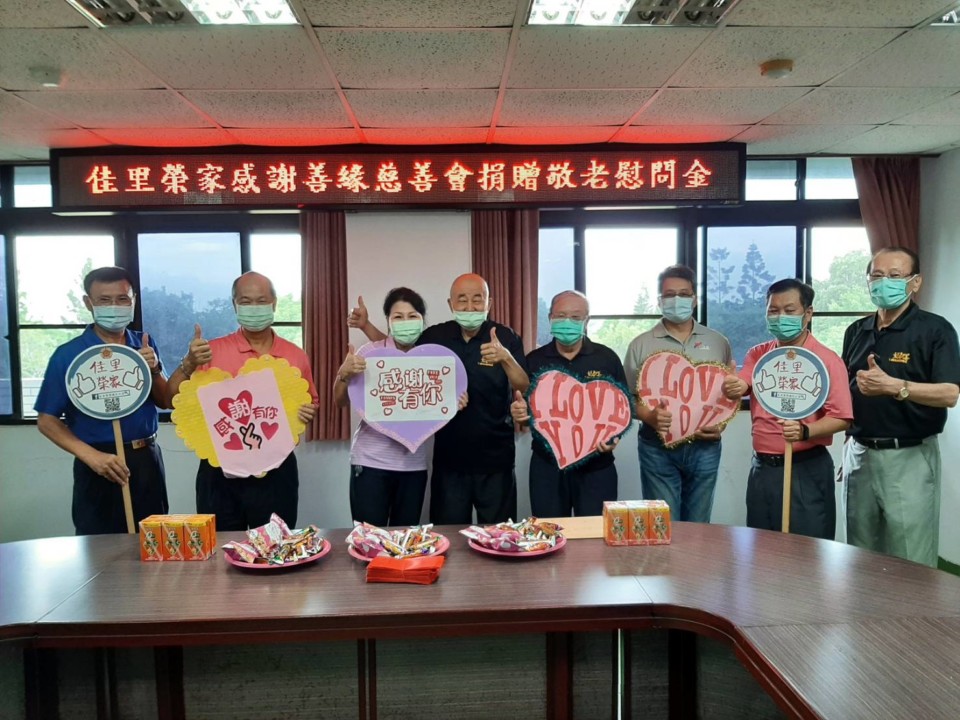 中華佛教重陽敬老 獻禮榮家百歲人瑞