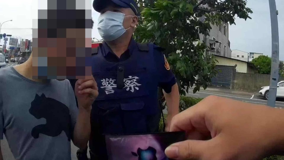 男疑毒駕自撞電桶 警查獲毒品咖啡包 