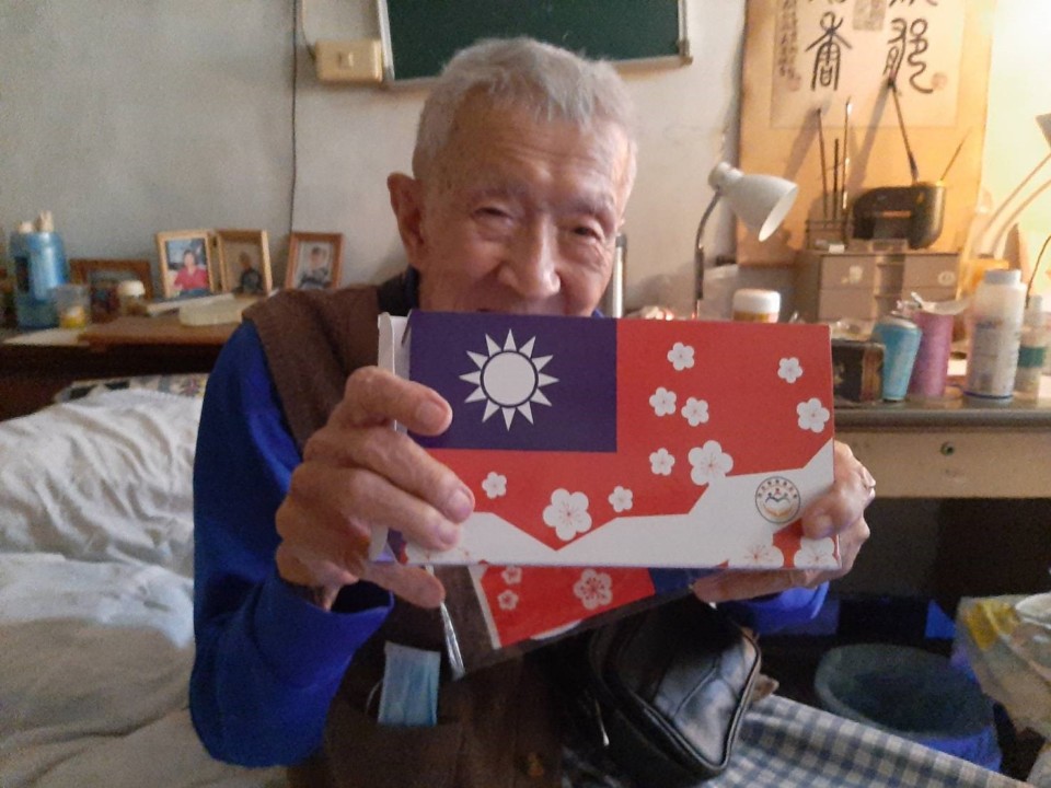 國旗口罩觸動長輩心　善款獻愛助袍澤