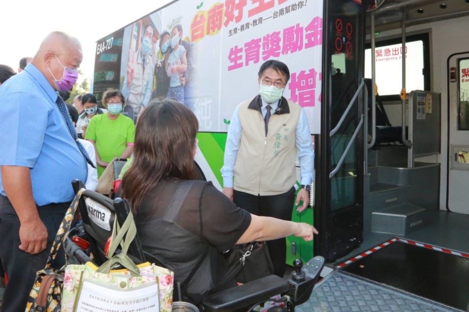 黃偉哲邀身障代表 共檢公車無障礙SOP