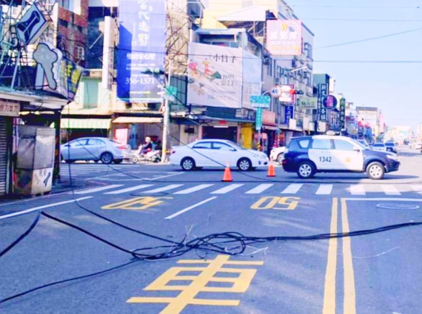 貨車勾落電線 南警交管循追肇車輛