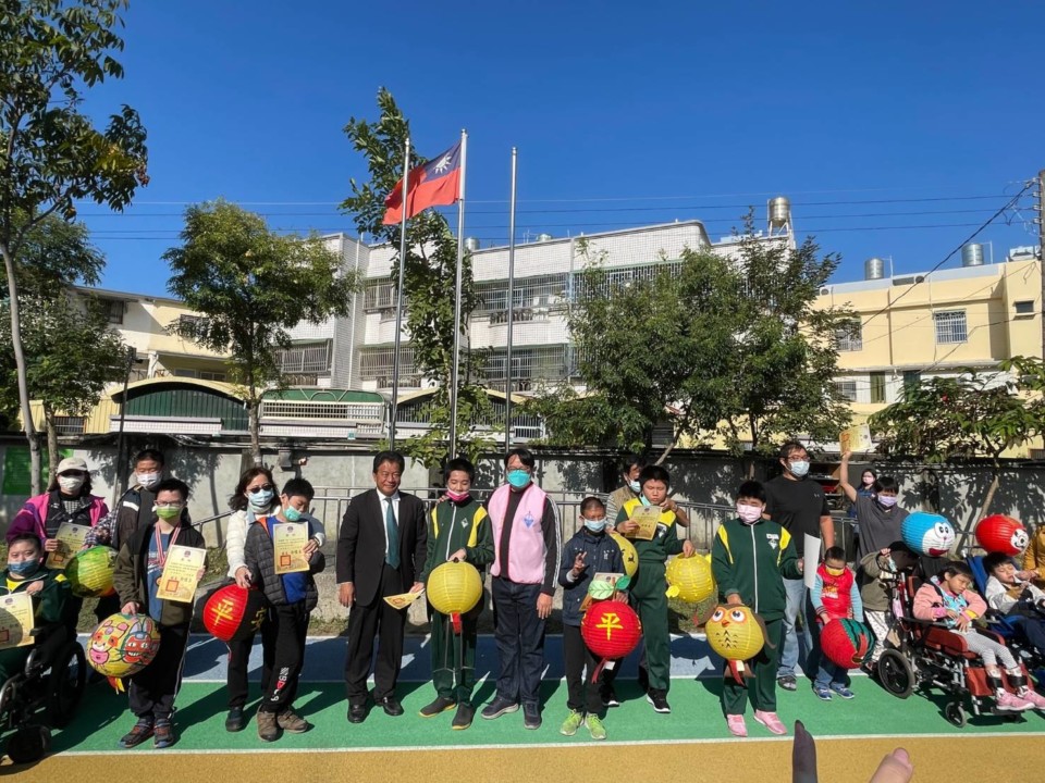 克服萬難 彩繪燈籠綻光芒