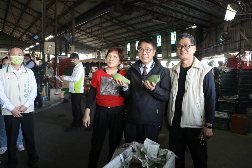黃偉哲視察新化果菜市場