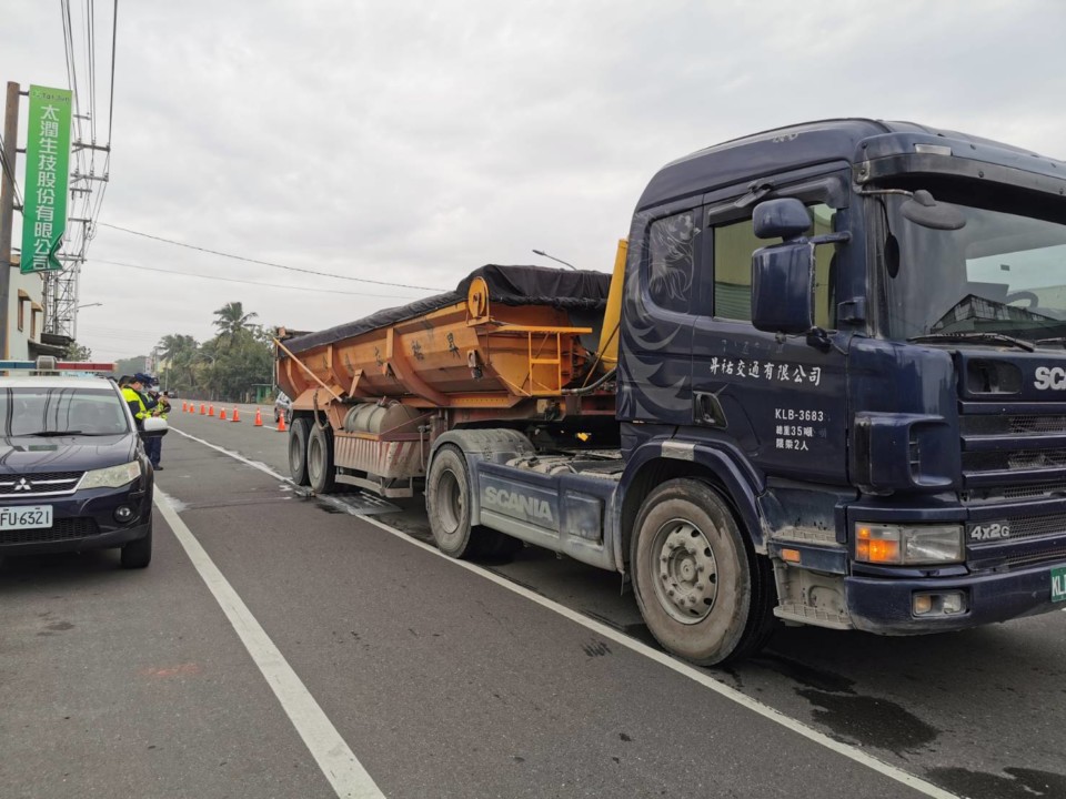 確保行車安全 新化警移動式地磅取締中