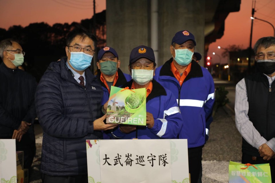 黃偉哲慰勞長榮大學 路燈巡檢人員