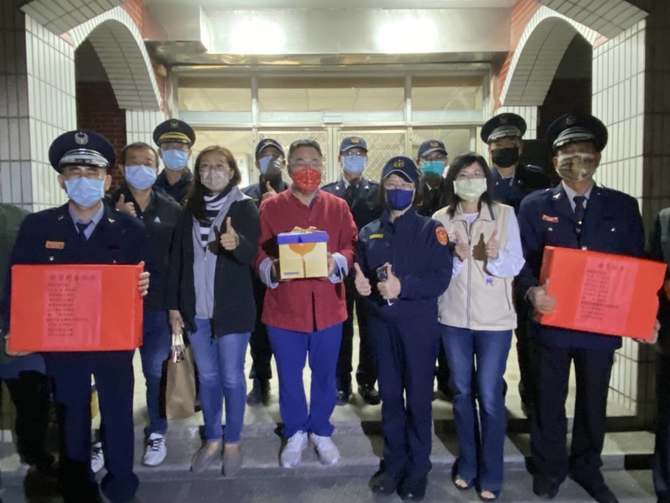 年節前 新營警分局慰問堅守崗位夥伴們