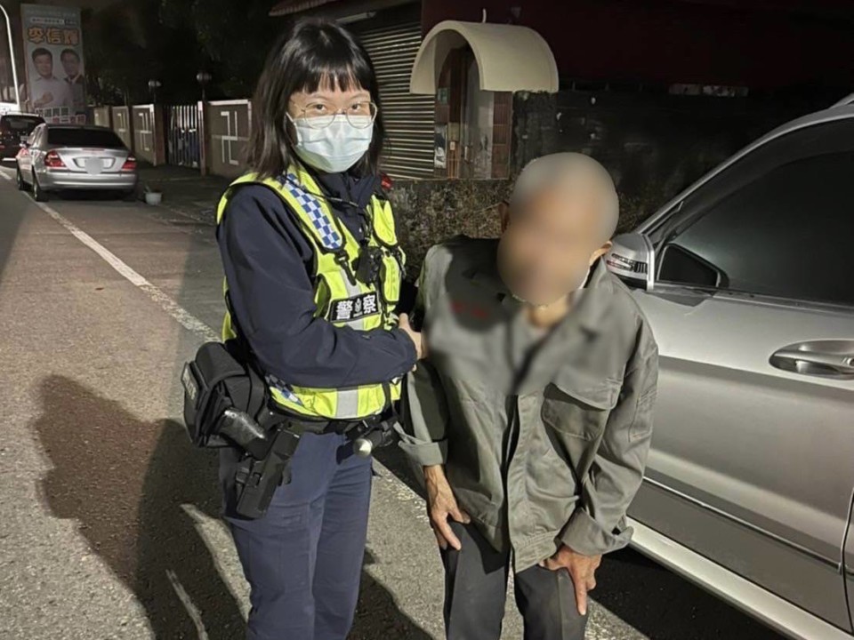 老翁昏夜緩步顛  警見攙扶護返家