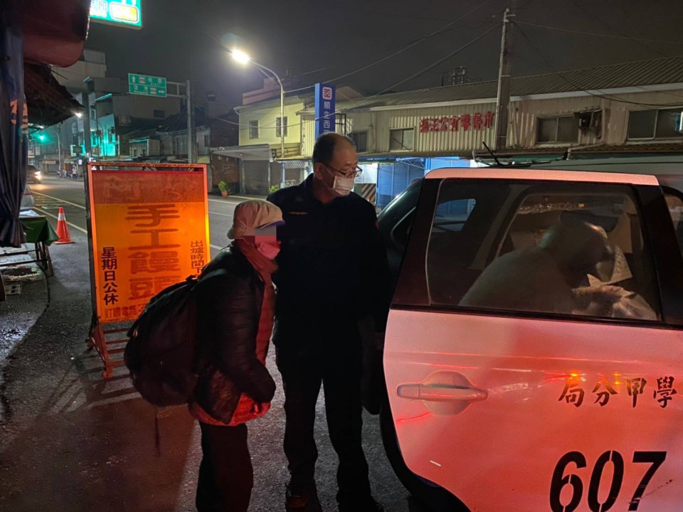 寒風冷雨 學甲暖警迅速尋獲失智阿嬤