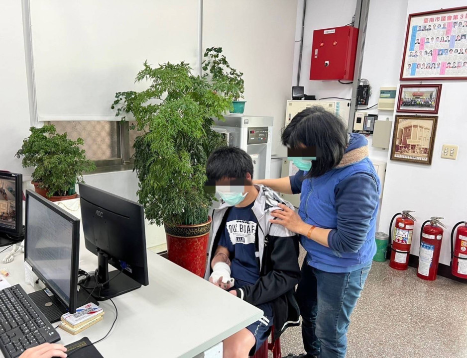 學甲警聯手郵局阻詐61萬 成功救回理賠金
