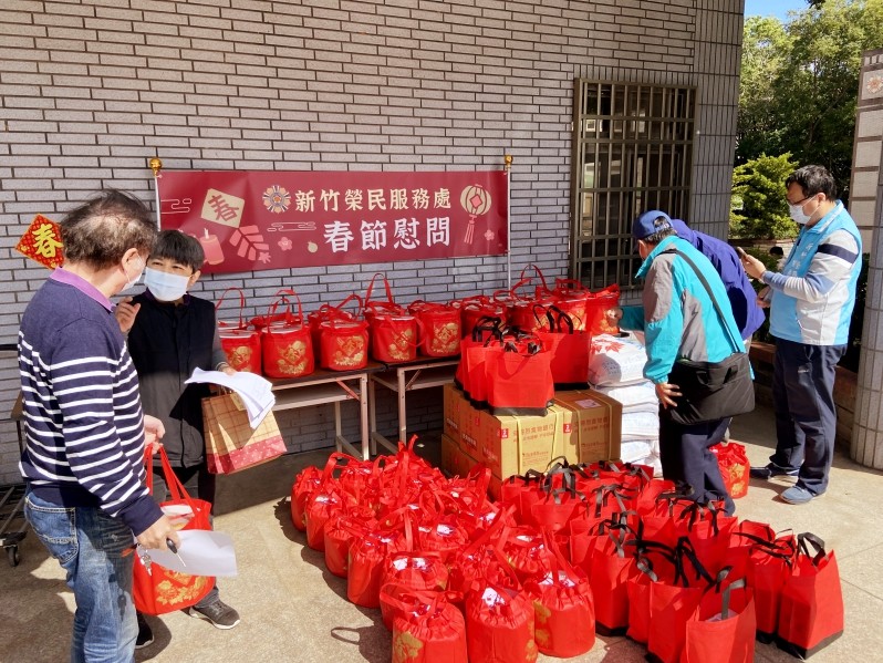 愛心企業圍爐年菜送暖榮民眷 新竹榮服處致贈感謝牌感恩公益義舉
