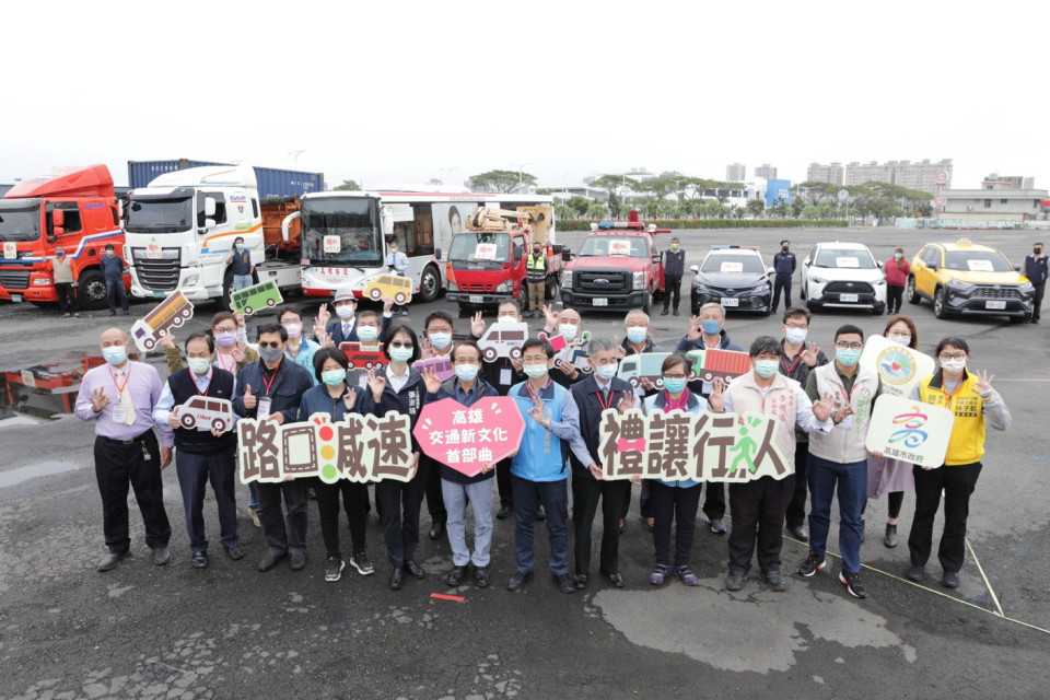 我OK你先過！ 高市府、運輸業者共同響應路口「停讓行人」