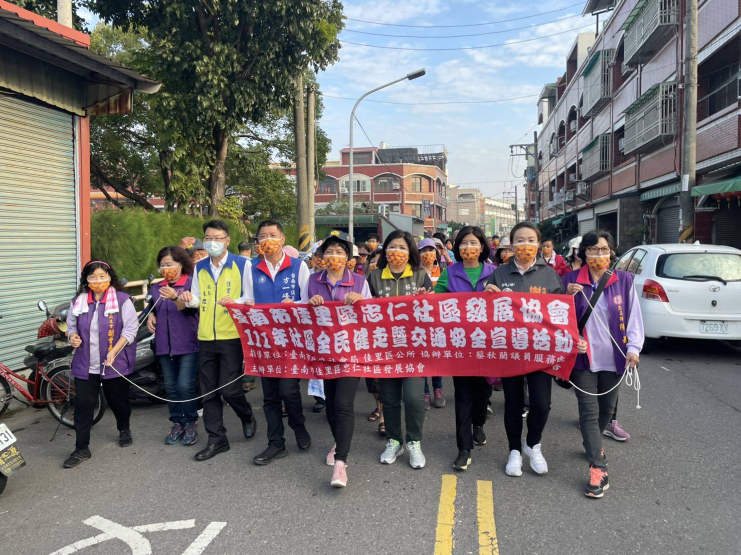 忠仁社區春季健行 佳警出勤維護路權