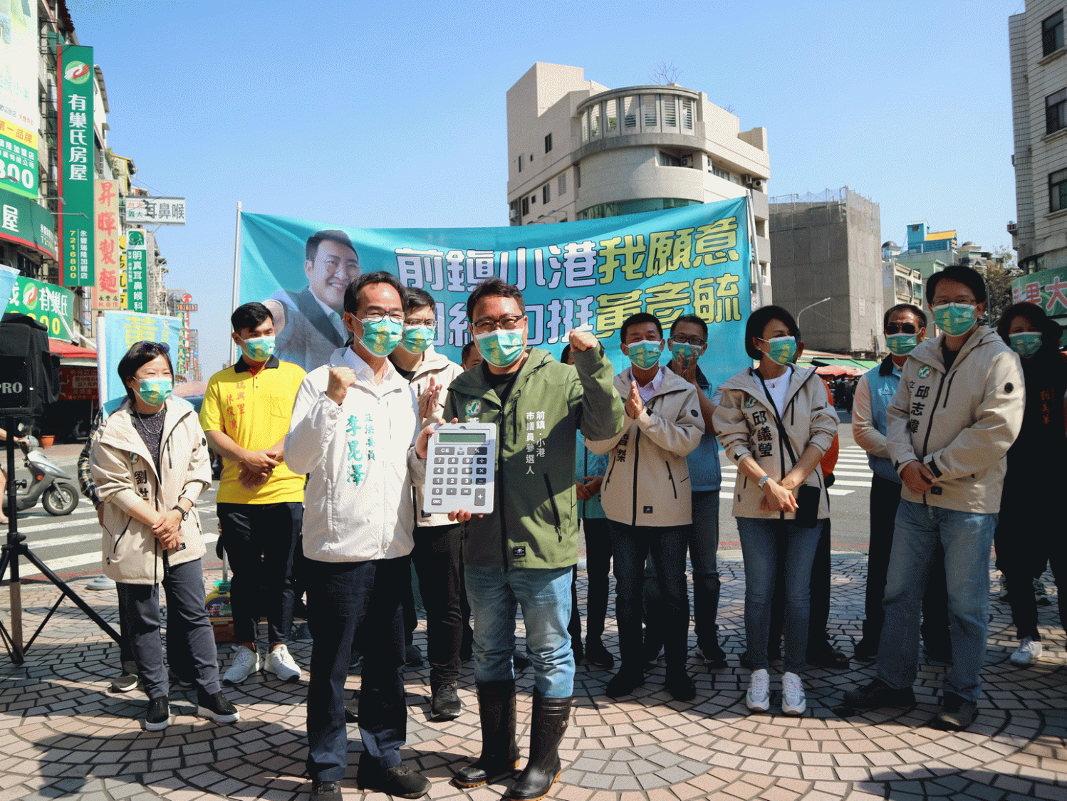 民進黨初選倒數一個月，六立委贈信物挺參選人黃彥毓