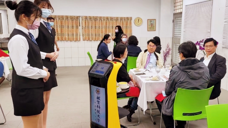 雲端點餐x智慧烘豆飲調x自動送餐機器人　敏實科大智慧咖啡廳啟用