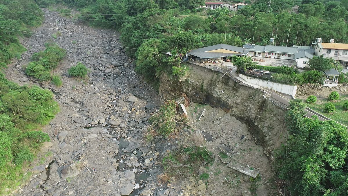 六龜區妙崇寺旁野溪護岸復建 處理邊坡崩塌與保障社區安全