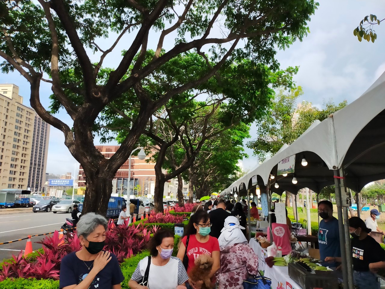 春光爛漫，神農市集盛大展開  新鮮蔬果，搶購一空