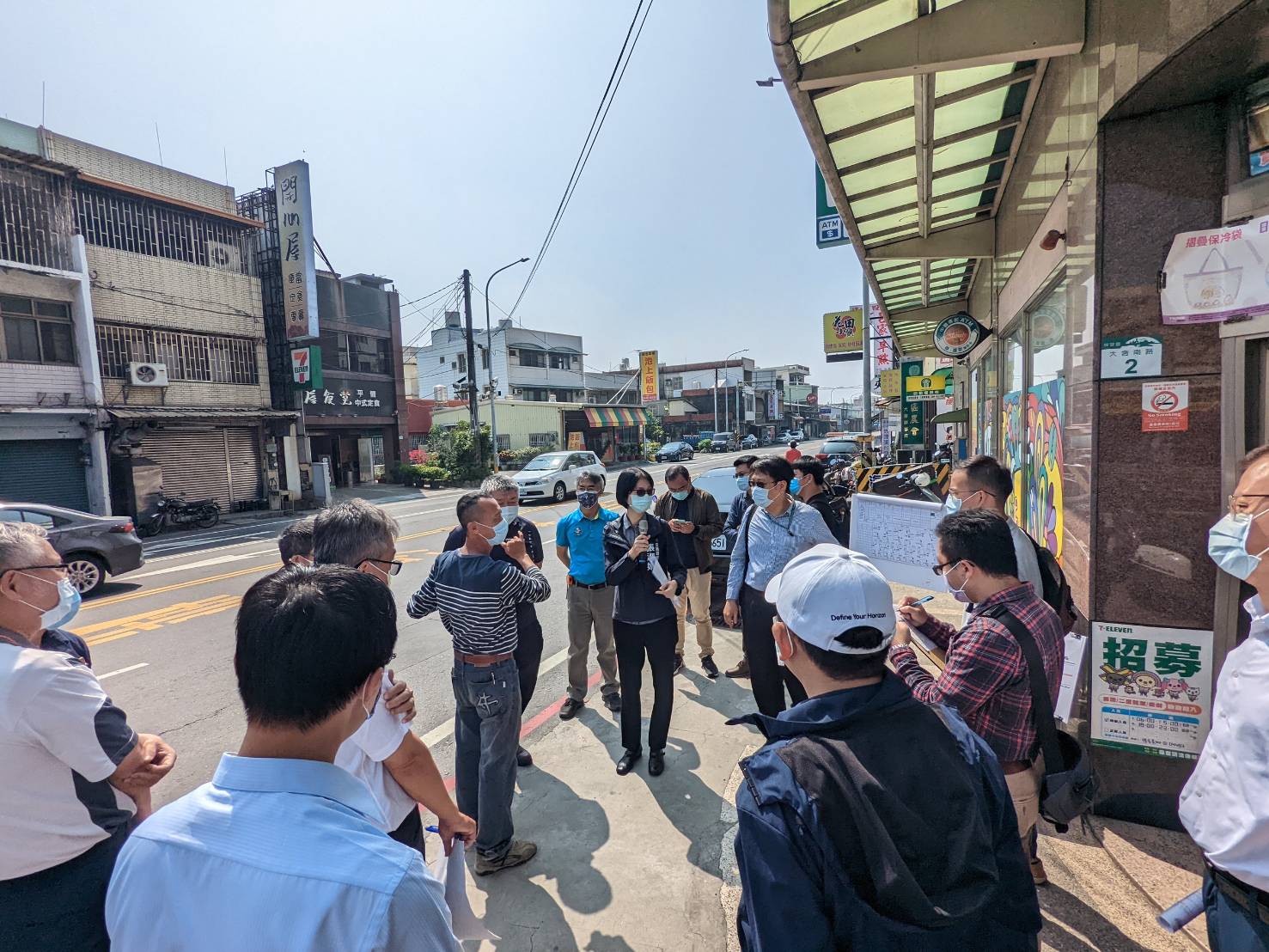 交通局與警察局前往梓官區大舍路口會勘，持續辦理易肇事路段改善工程