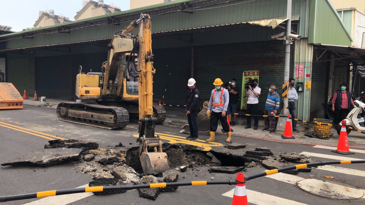 鳳山區文化路與文昌街口路面下陷　當日完成搶修開放通行