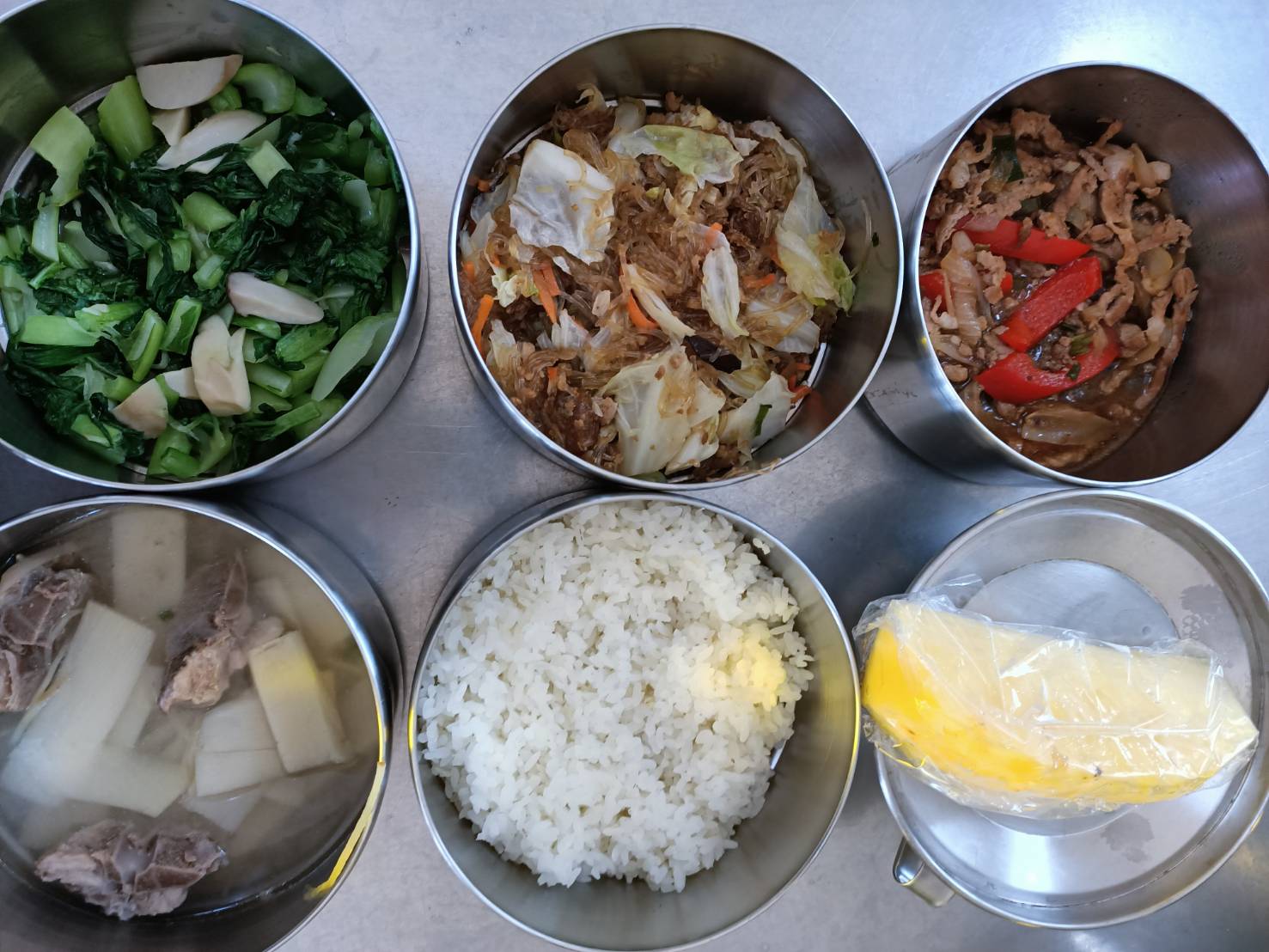 高雄在地截切水果深耕學童營養午餐 彩虹餐盤吃出免疫力 隱形口罩跟著走