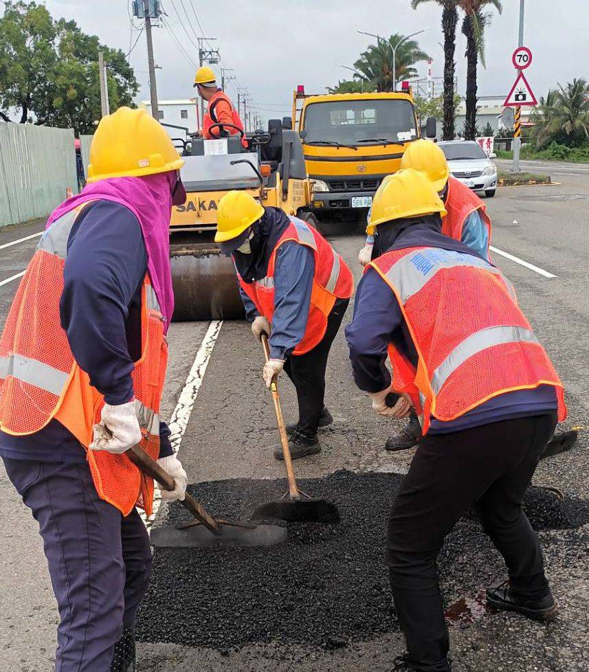 降雨沖蝕路面危及行安 工務局搶修機制派員修復