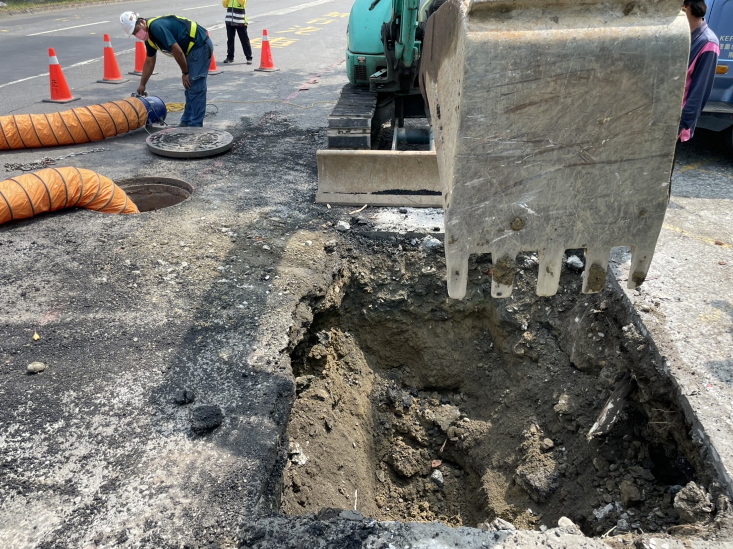鳳山區臨海路加油站旁坑洞 高市府完成修補