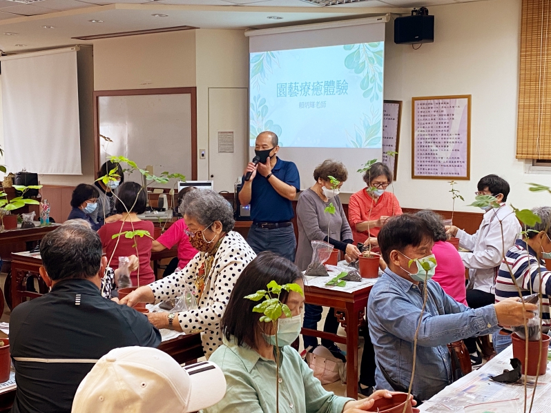 打造共學平台帶動在地學習　敏實科大樂齡大學攜鄉親體驗園藝療癒