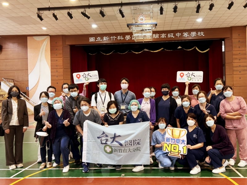 校園兒童接種BNT疫苗　新竹臺大分院規劃快速跑站式接種流程順利完成