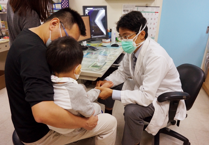 孩子走路搖晃、容易跌倒?　醫：可能是髖關節發育不良！